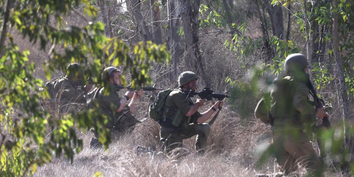 Soldados israelíes patrullan a lo largo de la frontera con Gaza.