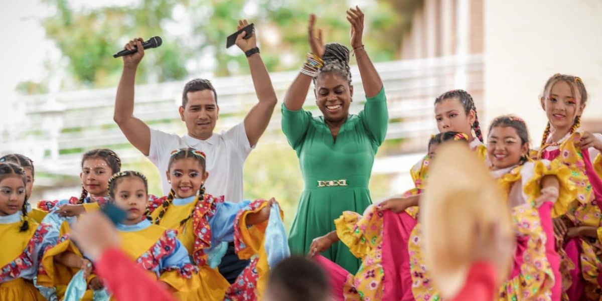 Cortesía La Ministra de Educación celebra el premio con directivos y estudiantes.