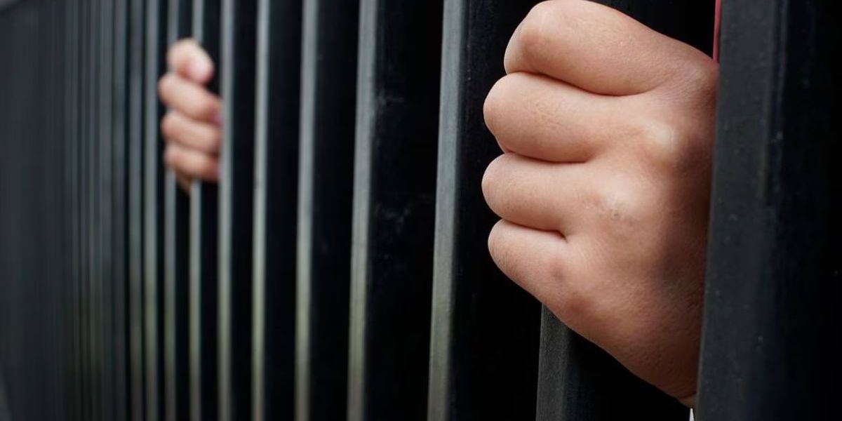Cárcel a docente por presunto delito de actos sexuales a una de sus alumnas