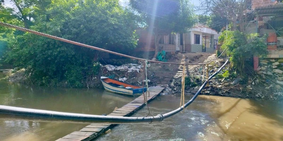 Cortesía Ante la falta de puente, las redes están siendo utilizadas como canal de tránsito.