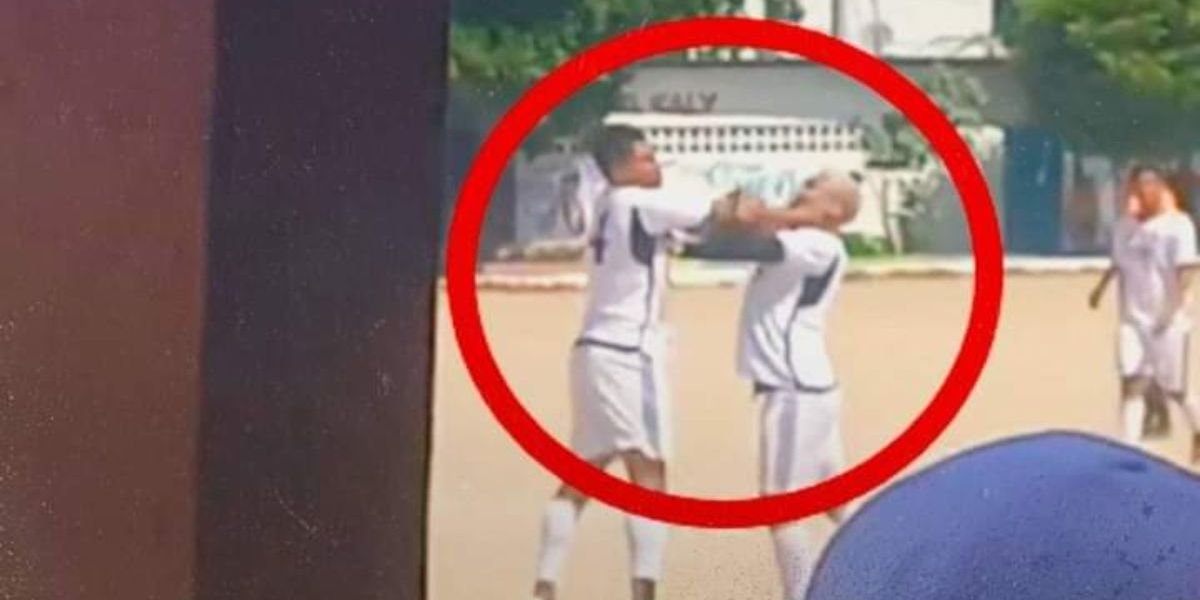 Cortesía. Pelea de Teófilo Gutiérrez en una cancha de Barranquilla.
