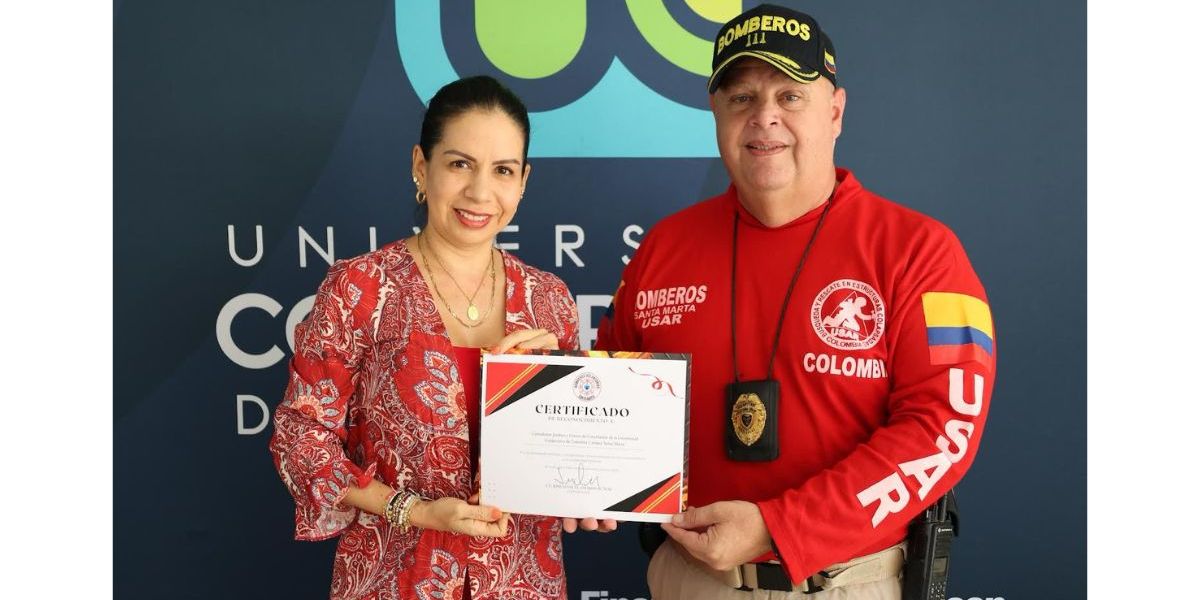 Cortesía. Entrega del reconocimiento a la decana de la Facultad de Derecho, señora Erika Corredor Ruiz,