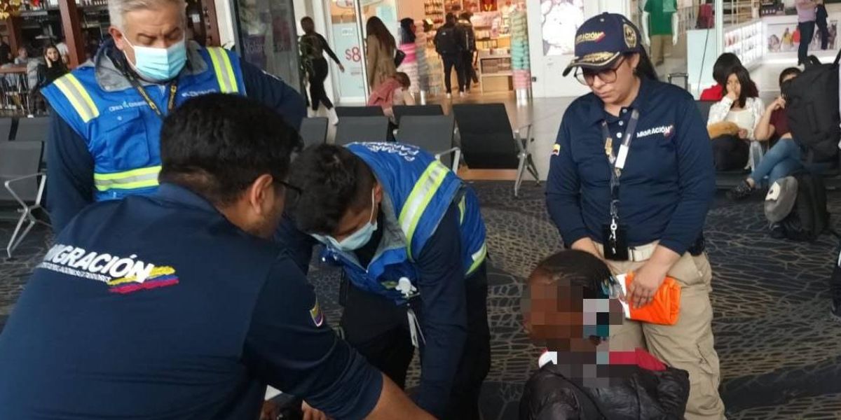 Migración Colombia La pequeña fue abandonada por dos personas en ese aeropuerto.