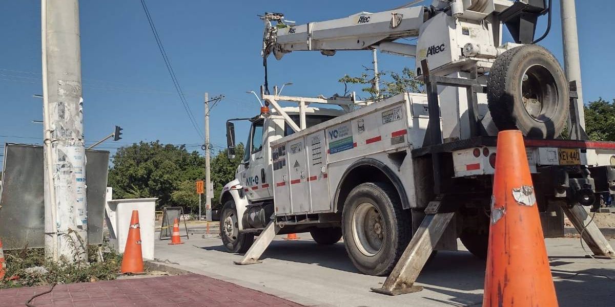 Seguimiento.co Cambio de postes en la calle 30.