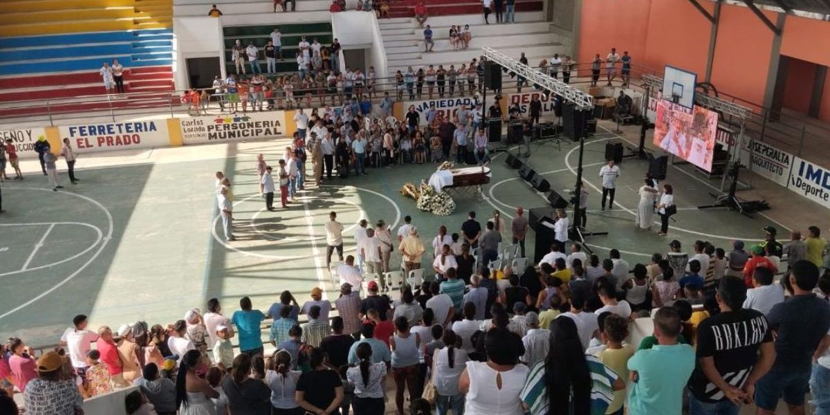 Cuerpo de Lisandro Meza velado en el Polideportivo de Los Palmitos