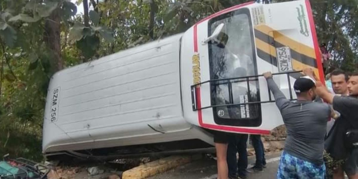 cortesía Así quedó la buseta.