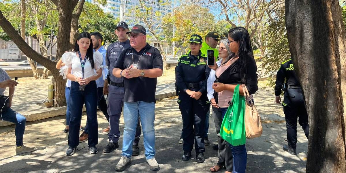 Alejandro Gaviria atendiendo a medios.