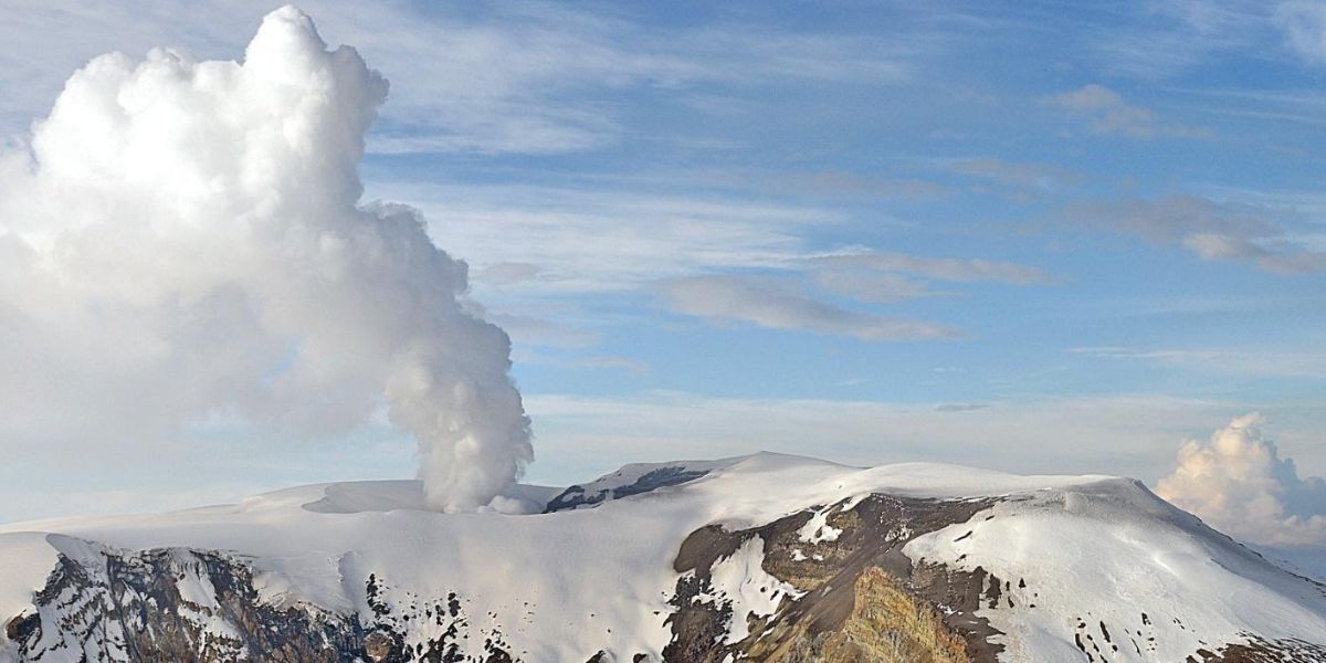 Volcán Nevado del Ruiz se mantiene en alerta naranja.