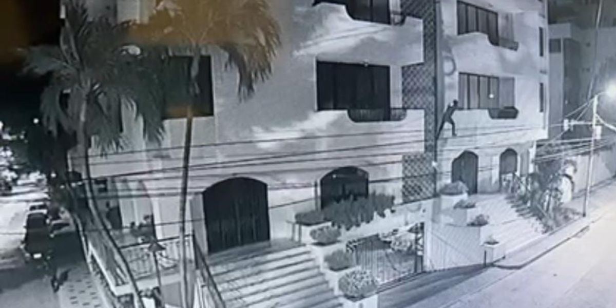 Captura de pantalla. El sujeto ingresó al balcón de un apartamento ubicado en El Rodadero