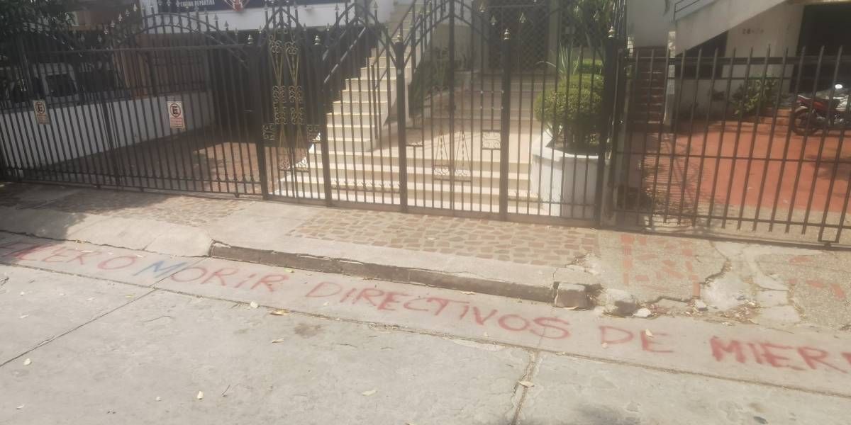 Juan Carlos Cardona Grafitis a las afueras de la sede administrativa del Unión.