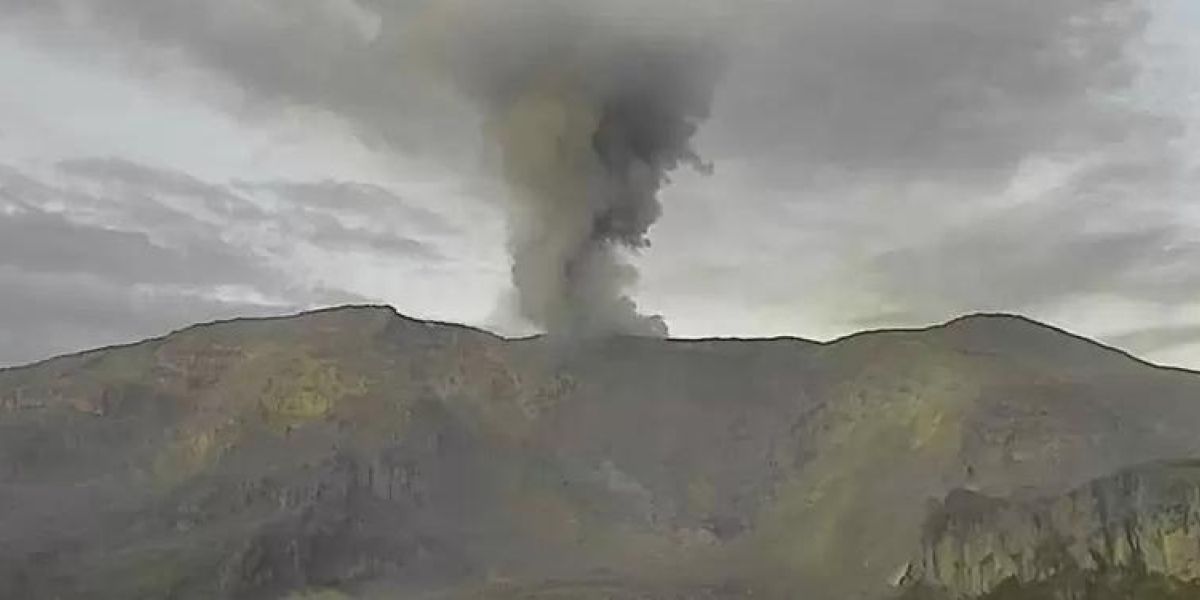 Imagen reciente del volcán Nevado del Ruiz que permanece el alerta naranja con probable erupción.