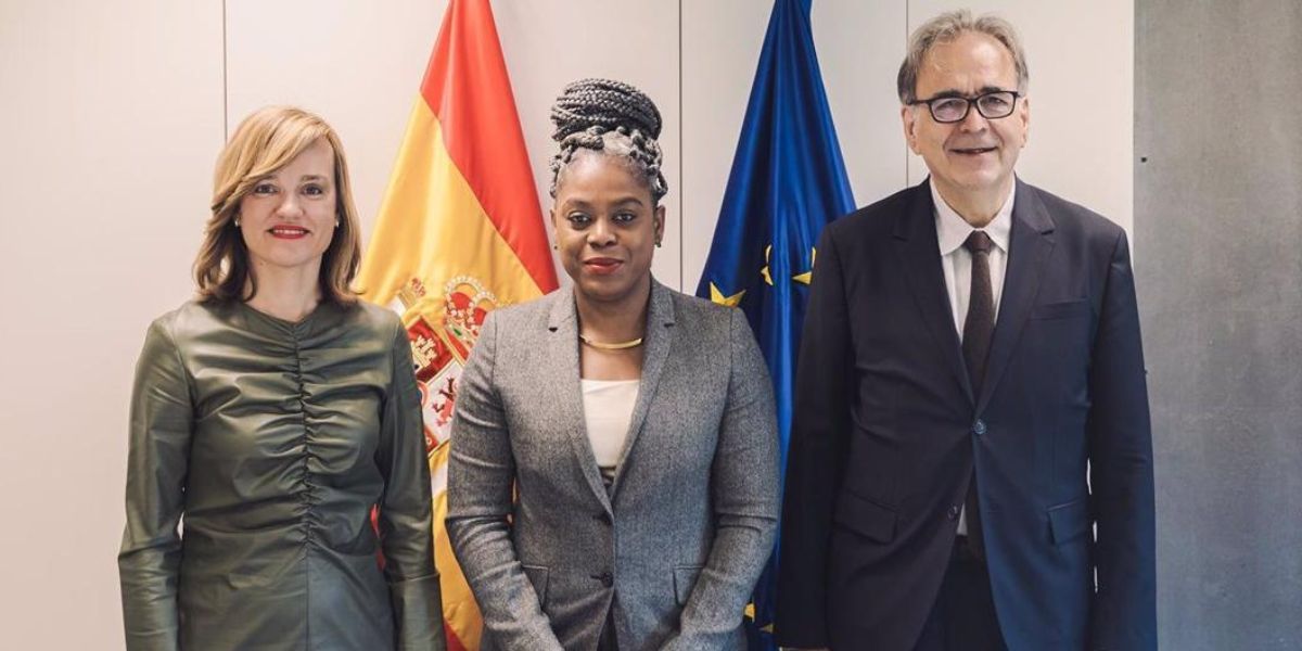 Europapress. La Ministra de Educación de España, Pilar Alegría junto al Ministro de Universidades, Joan Subirats y la Ministra de Educación de Colombia, Aurora Vergara.