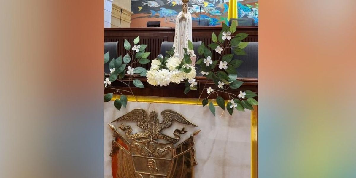 @LuismLopezA El representante Luis Miguel López compartió esa imagen el día del rezo del Santo Rosario en la Cámara de Representantes