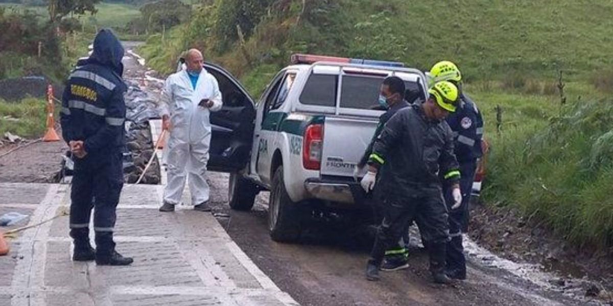 Las autoridades realizaron la inspección del cuerpo del joven de 21 años que murió en el lugar.