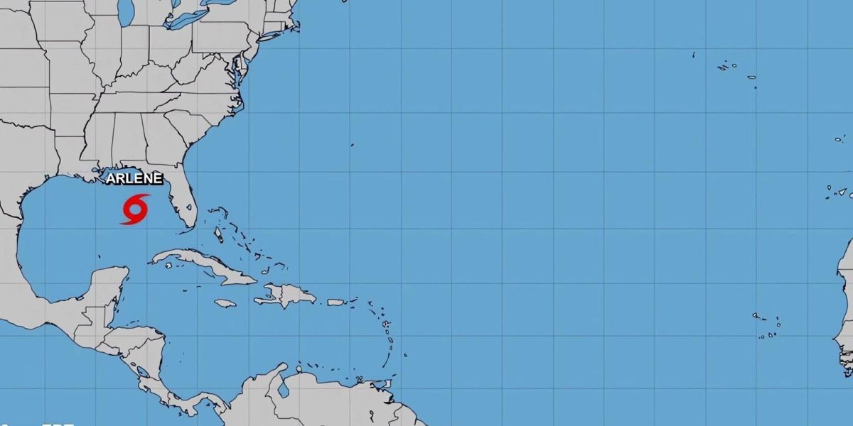 Centro Nacional de Huracanes La tormenta avanza por el Golfo de México.