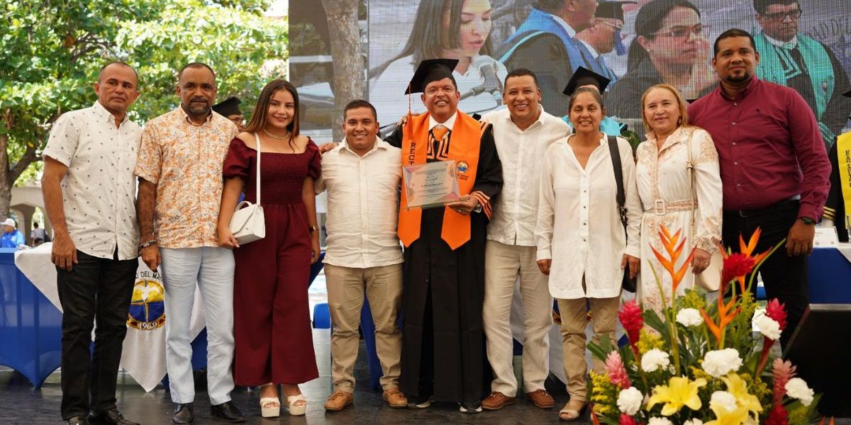 Universidad del Magdalena Rector de Universidad del Magdalena, fue homenajeado