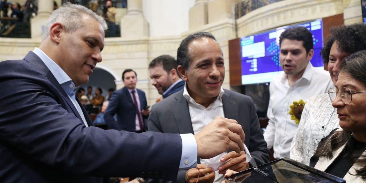 Twitter Alexander López (Centro) nuevo presidente del Senado.