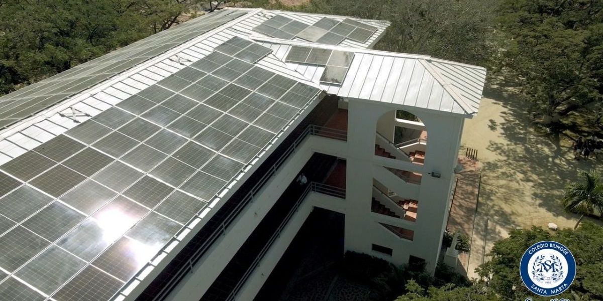 Colegio Bilingüe. Colegio Bilingüe de Santa Marta, instaló plantas de energía solar.