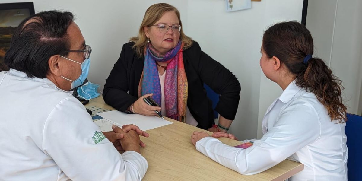 La directora del Bienestar Familiar, Astrid Elena Cáceres, reunida con especialistas del Hospital Militar.