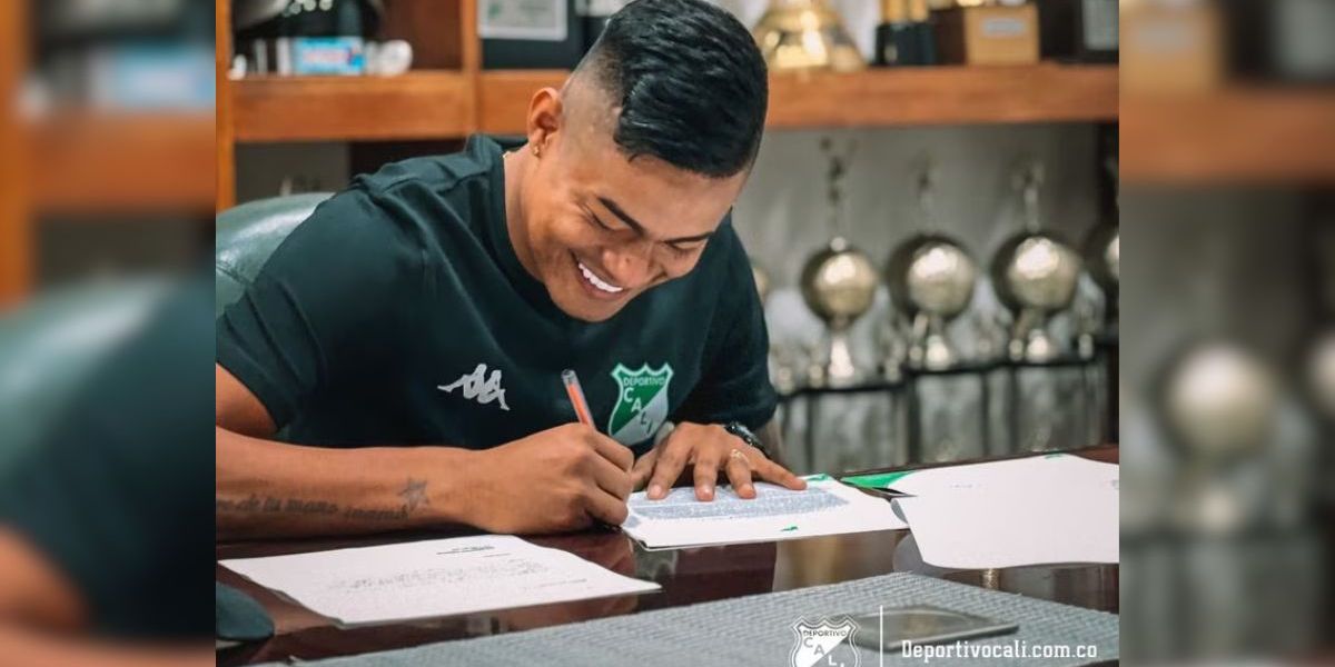 @AsoDeporCali Luis Sandoval firmando su nuevo contrato con el Deportivo Cali