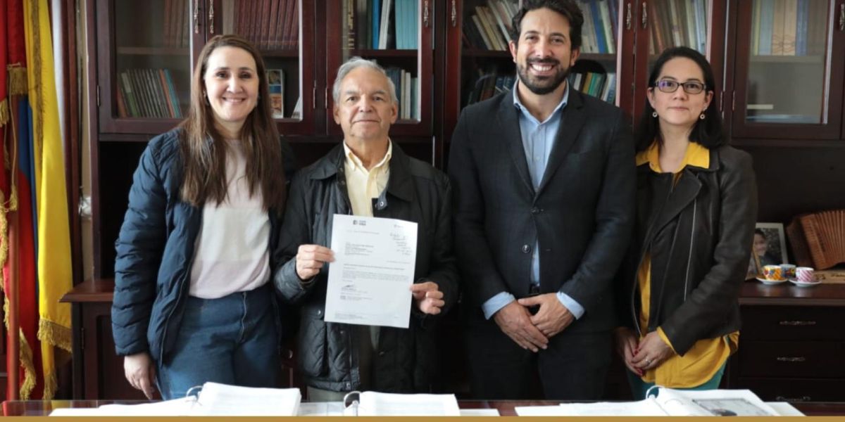 Ministerio de Hacienda El ministro de Hacienda, Ricardo Bonilla González, con el presupuesto 2024 presentado al Congreso.