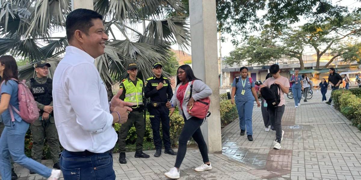 El rector Pablo Vera dándole la bienvenida a los estudiantes.