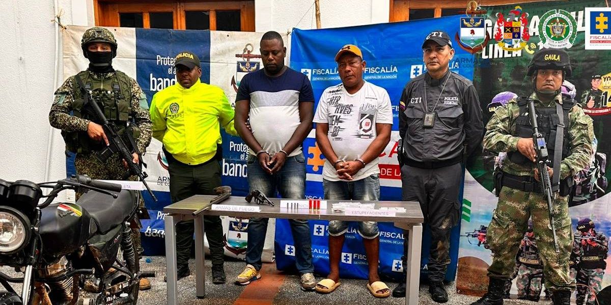 Fiscalía Alias 'King Kong' (izq.), fue capturado con un revólver y una escopeta en su poder.