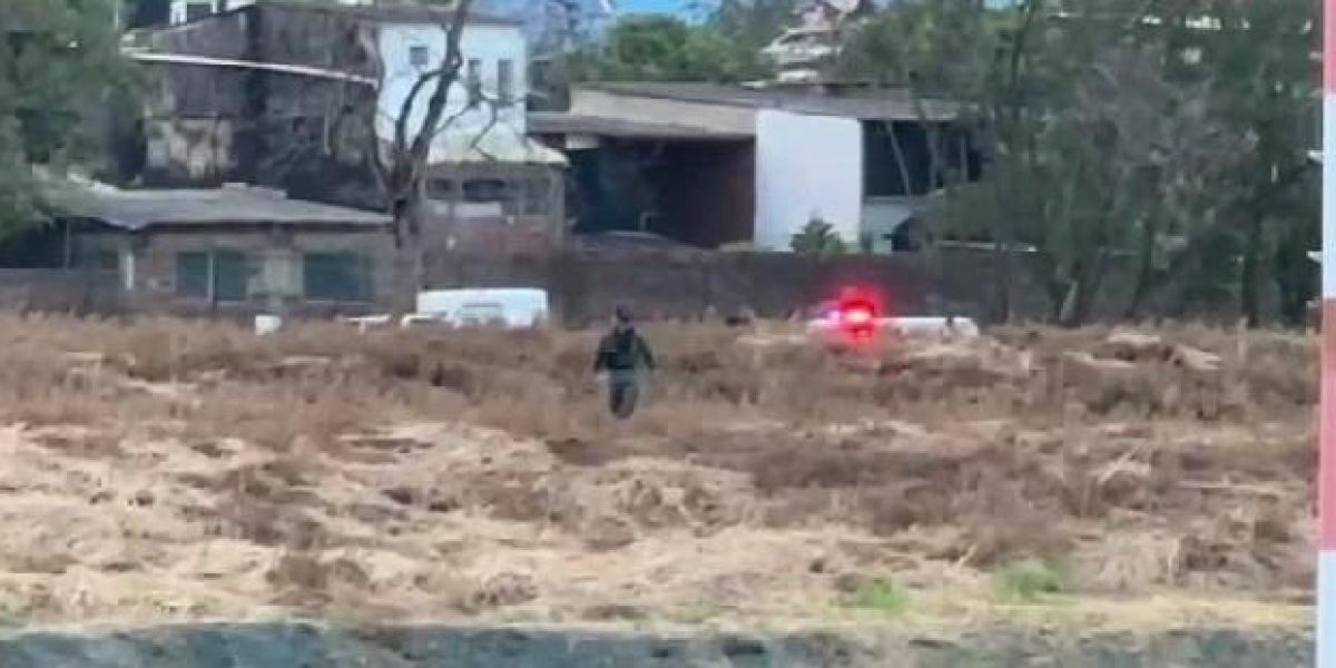 Autoridades inspeccionando el aeropuerto.
