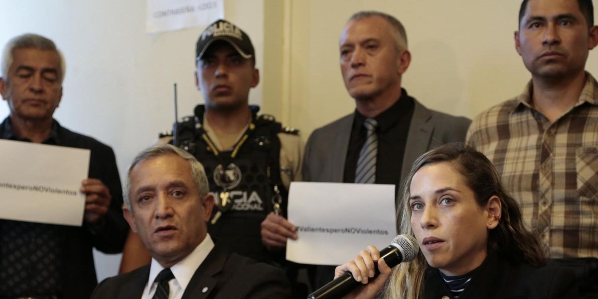 Cortesía Andrea González (Der.), en rueda de prensa.