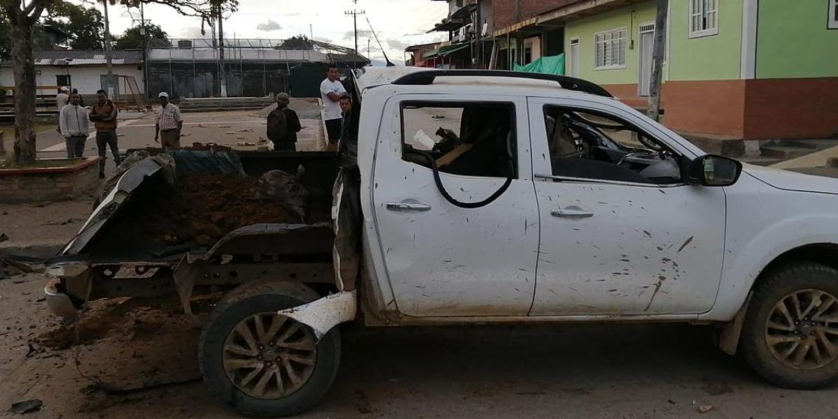 Zona Cero Así quedó una de las camionetas tras el ataque.