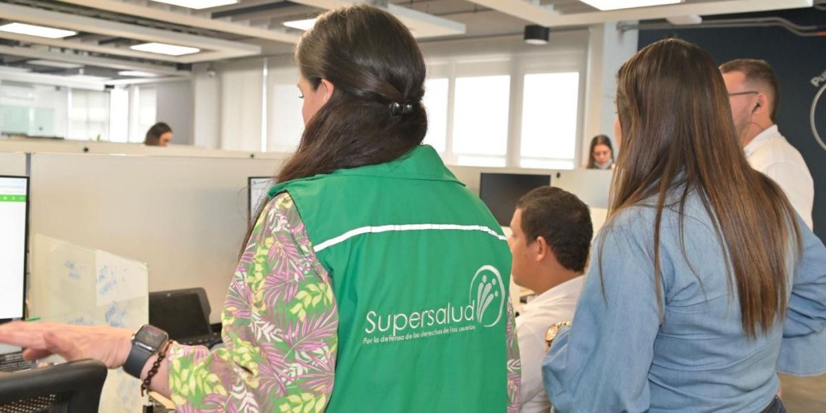 zona cero. Funcionarios de Supersalud durante la intervención a Coosalud EPS.