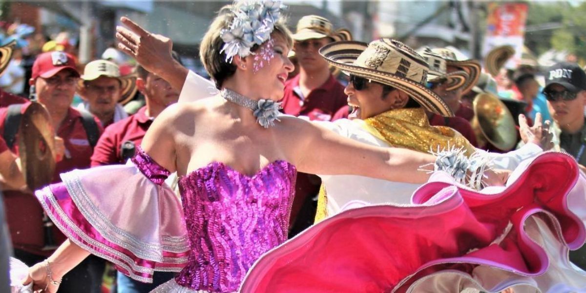 Agencia Kronos Verónica Alcocer bailando en el Carnaval de Barranquilla 2023.