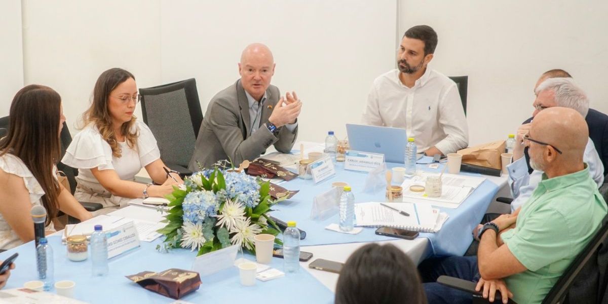 Cortesía Reunión entre parte del gabinete distrital y delegados del Reino Unido.