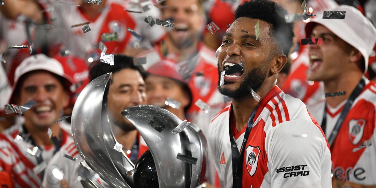 @RiverPlate Miguel Ángel Borja celebra con el trofeo que consagró a River campeón de la Supercopa.