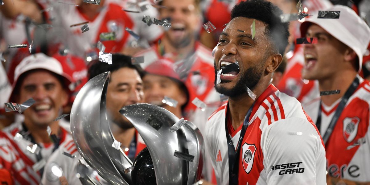 Miguel Ángel Borja celebra con el trofeo que consagró a River campeón de la Supercopa.