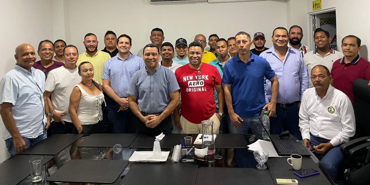 Cortesía. Reunión con el gremio de taxistas en Santa Marta.