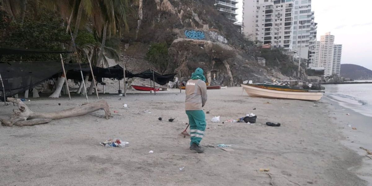 Cortesía Limpieza de playas por parte de operarios de Atesa.