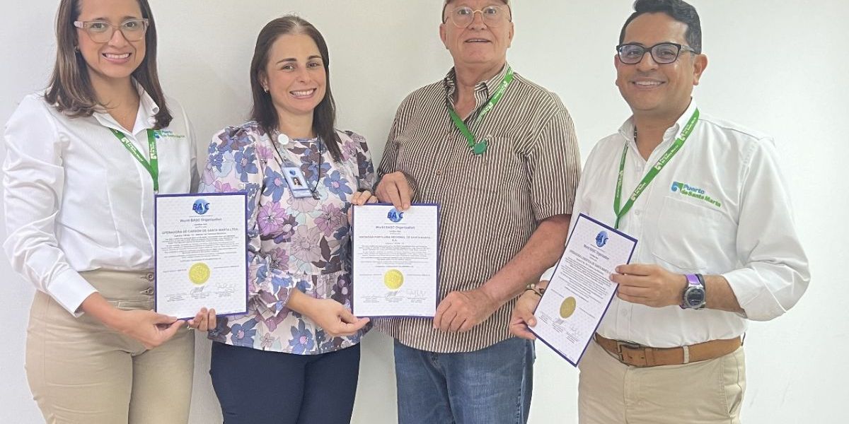 Cortesía Directivas de Puerto recibiendo la recertificación.