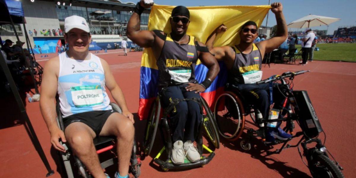 Mauricio Valencia y Diego Meneses sosteniendo la bandera de Colombia después de lograr oro y bronce en el campeonato.