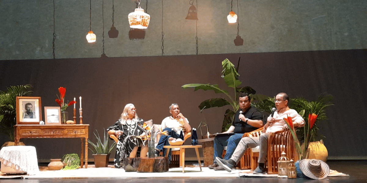 Patricia Moreno Linero, Alaín Manjarrés, Ian Simmonds y Joaquín Viloria. Participantes del conversatorio Íconos de la samariedad