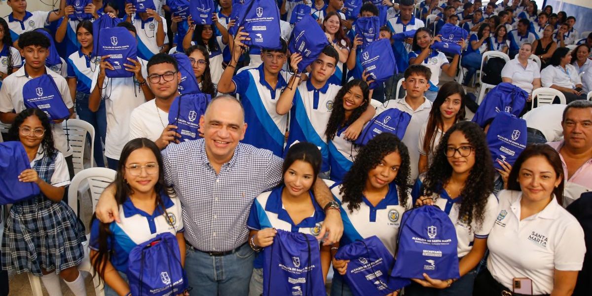 Cortesía Entrega de kits escolares