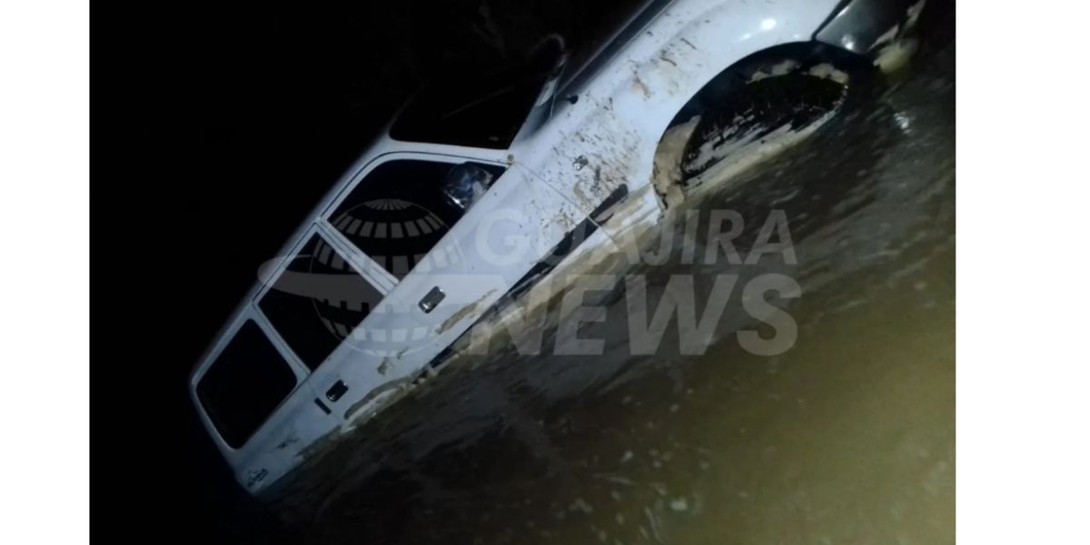 Cortesía, guajiranews Camioneta donde quedaron atrapadas las victimas.