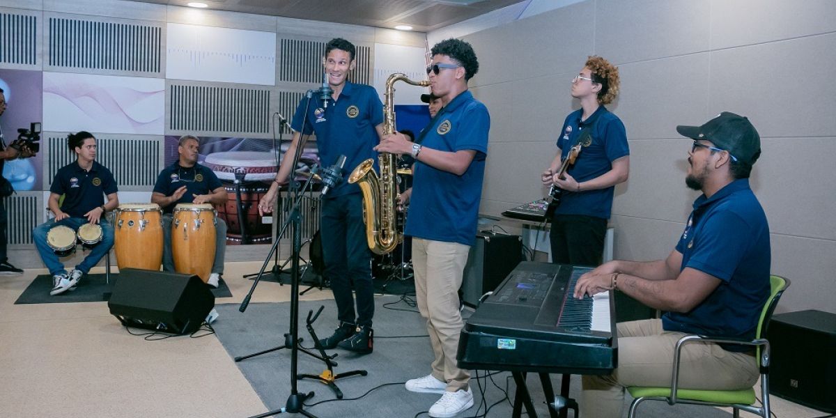 Cortesía. Estudiantes y docentes del Programa Tecnología en Artes Musicales, recibieron con entusiasmo la inauguración del aula.