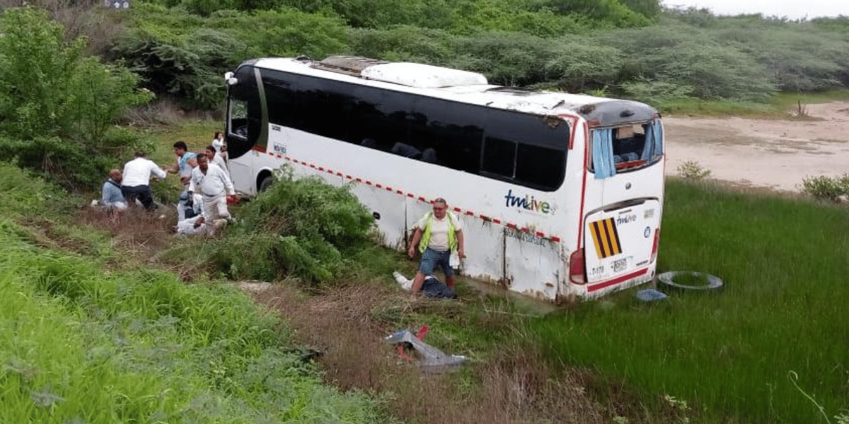 Cortesía Bus accidentado en la vía al corregimiento de Barú.
