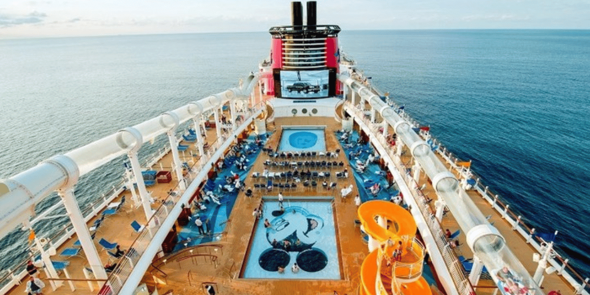 Padre salta al mar para salvar a su hija tras caer desde un crucero de Disney