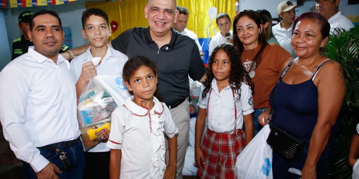 Entrega de ayudas a estudiantes damnificados.