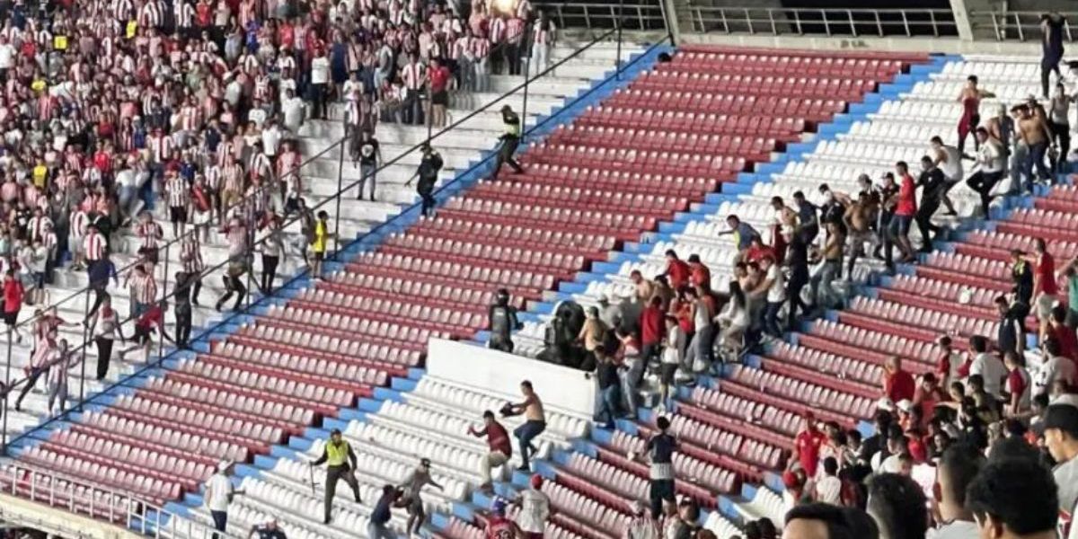 Enfrentamiento entre hinchas del Junior y el Bucaramanga.