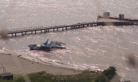 Según la Armada, desde septiembre de 2016 permanece el barco abandonado en la playa. 