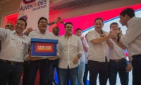 Entrega de firmas a Germán Vargas durante su visita al Atlántico.