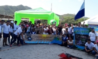 a jornada ambiental bajo el eslogan “Por una playa limpia”, tuvo la participación del grupo de apoyo del Voluntariado Universitario y más de 300 estudiantes y docentes.
